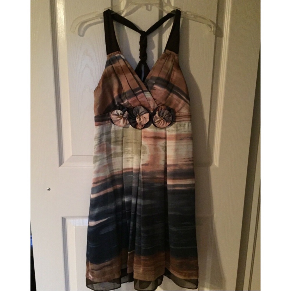 Max & Cleo (Elizabeth Noel) knee length silky dress w flowers - Neutral Color